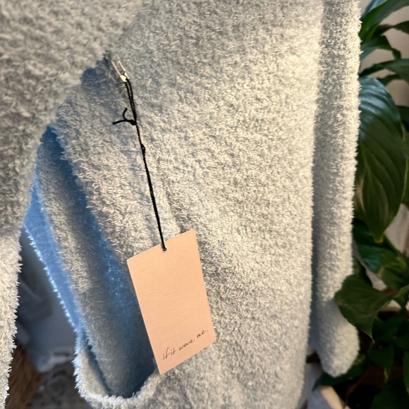 Fuzzy and soft knit sweater / cardigan - Picture 3 of 6